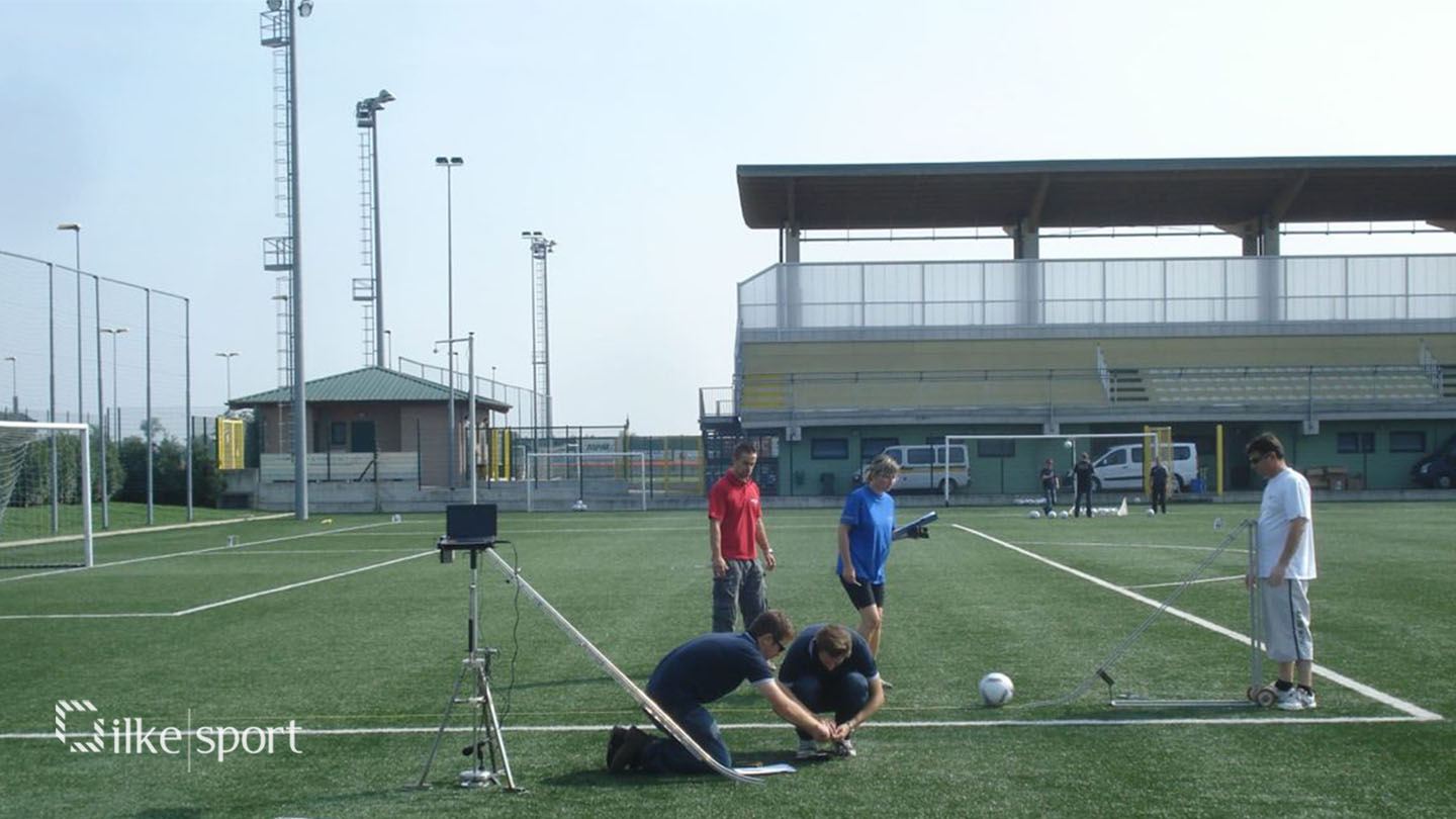 Instalación de césped artificial para campos de fútbol